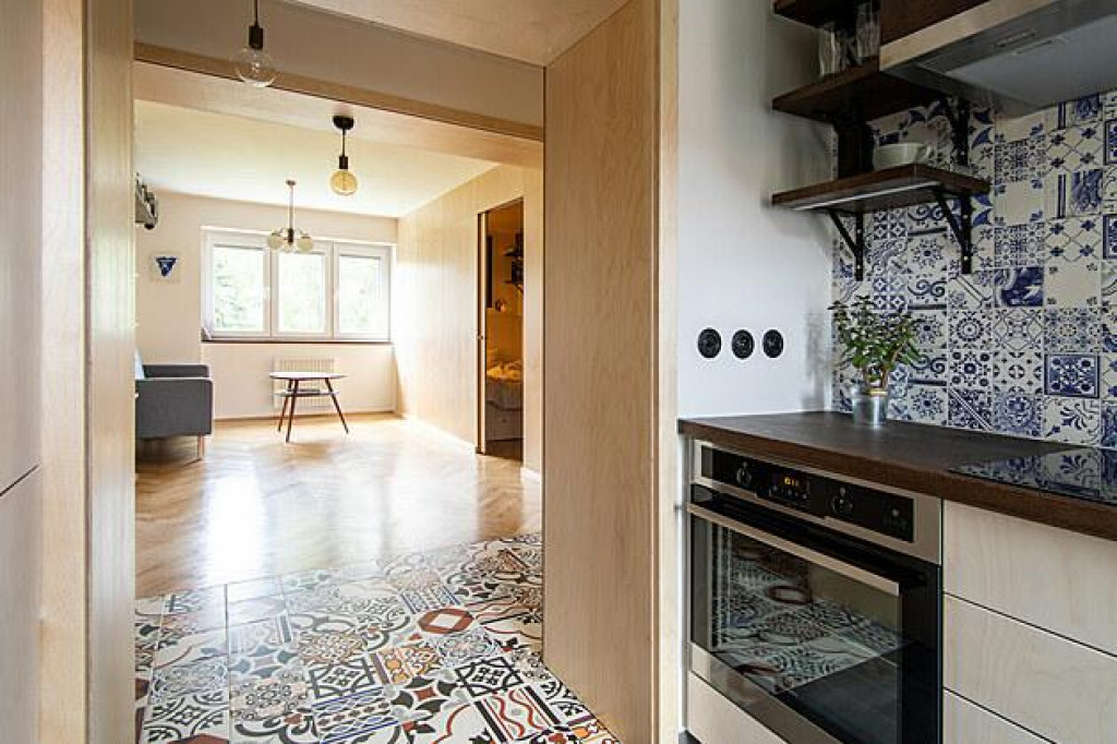 Prevládajúce svetlé plochy doplnili keramické dlaždice na podlahe aj na stenách kuchyne, v ktorej architektka zvolila imitáciu majolikového dekoru. SNÍMKA: Jakub Jurdič