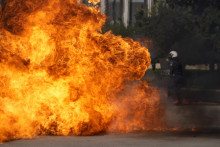 Inflačné plamene zasiahli krajiny eurozóny tak, že vyvolali masívne protesty. Aj v Aténach počas štrajku proti rastúcim cenám horelo. FOTO: TASR/AP/Petros Giannakouris