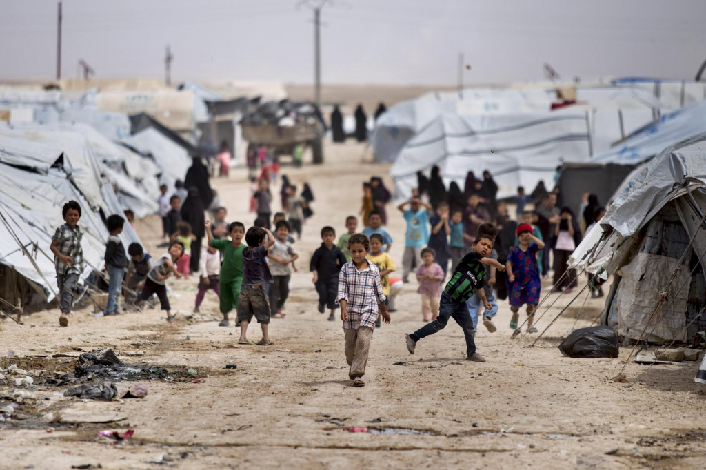 Deti sa zhromažďujú pred svojimi stanmi v tábore al-Húl na severovýchode Sýrie, v ktorom žijú rodiny členov skupiny Islamský štát. FOTO: TASR/AP