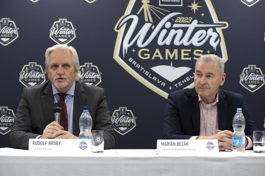 Majiteľ HC Slovan Bratislava a hostiteľ podujatia Winter Games Rudolf Hrub&yacute; a organiz&aacute;tor podujatia, dlhoročn&yacute; hr&aacute;č HC Slovan Bratislava Mari&aacute;n Bez&aacute;k. FOTO: TASR/Pavel Neubauer

