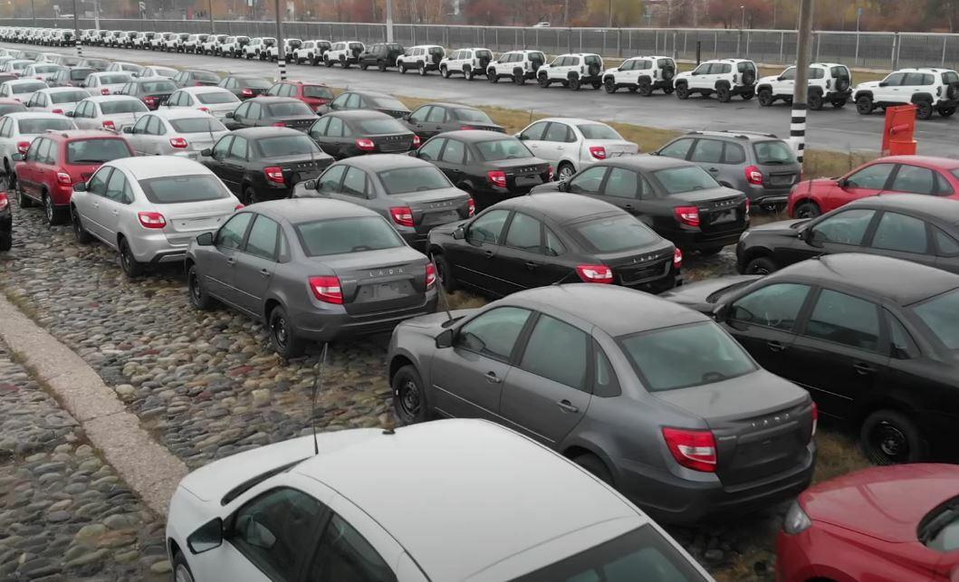 Lada hromadí tisícky nedokončených áut na parkoviskách. Ničia ich sankcie i počasie