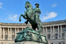 Bratislavské ceny bytov sa dotiahli na predmestia Viedne. Na snímke je pomník princa Eugena Savojského vo viedenskom Hofburgu.

FOTO: Wikimedia Commons