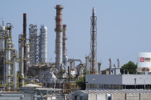 Závod ISAB, ropnú rafinériu vlastnenú Lukoilom na Sicílii, ktorú pravdepodobne zasiahne embargo na ruskú námornú ropu. FOTO: REUTERS