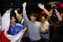 Japonskí fanúšikovia oslavujú po zápase víťazstvo svojho tímu. FOTO: REUTERS