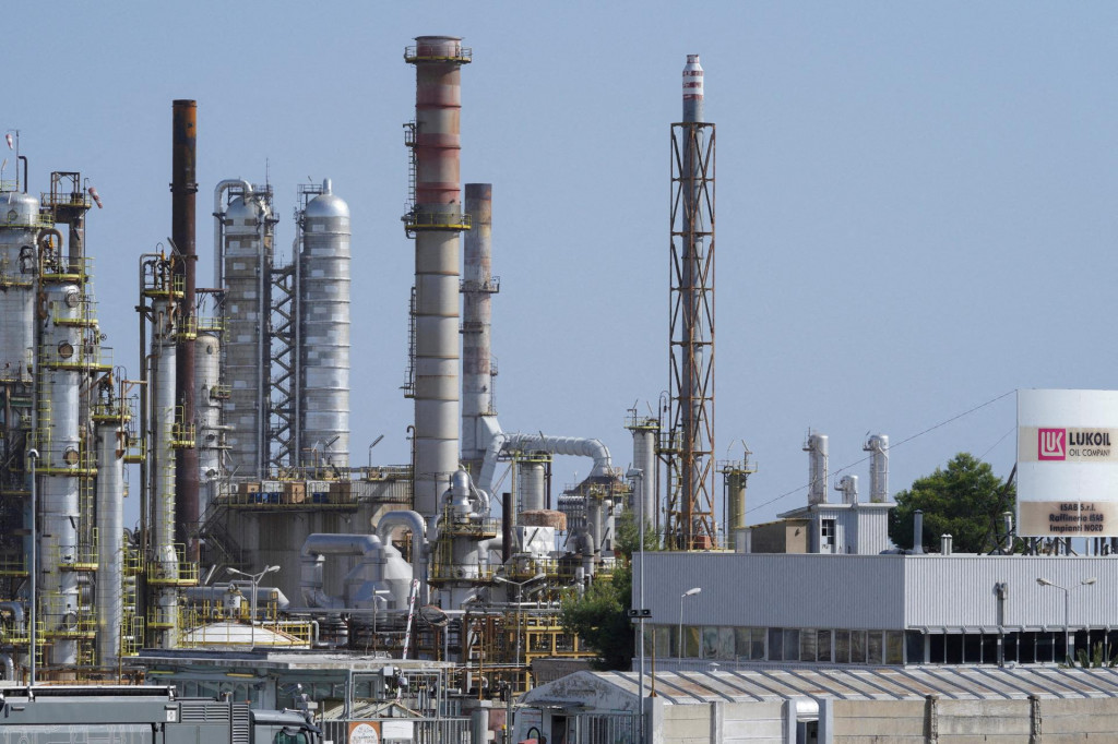 Závod ISAB, ropnú rafinériu vlastnenú Lukoilom na Sicílii, ktorú pravdepodobne zasiahne embargo na ruskú námornú ropu. FOTO: REUTERS