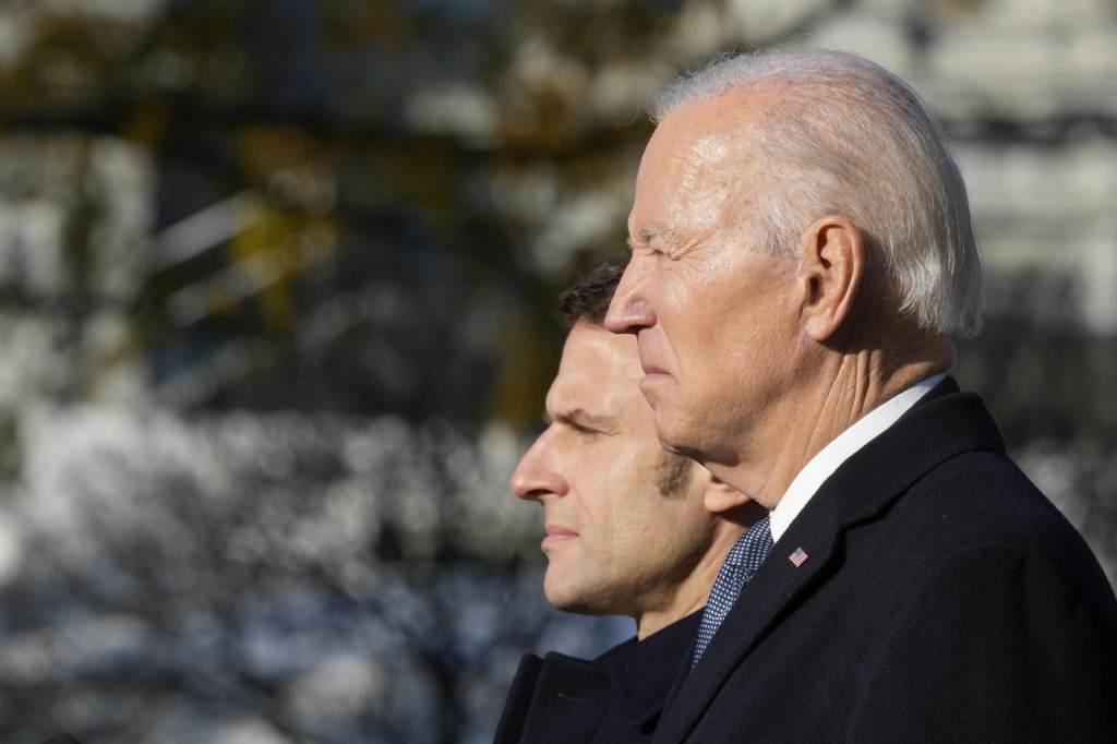 Americk&yacute; prezident Joe Biden p&oacute;zuje s franc&uacute;zskym prezidentom Emmanuelom Macronom na p&oacute;diu počas sl&aacute;vnostn&eacute;ho priv&iacute;tania pred ich stretnut&iacute;m v Bielom dome. FOTO: TASR/AP