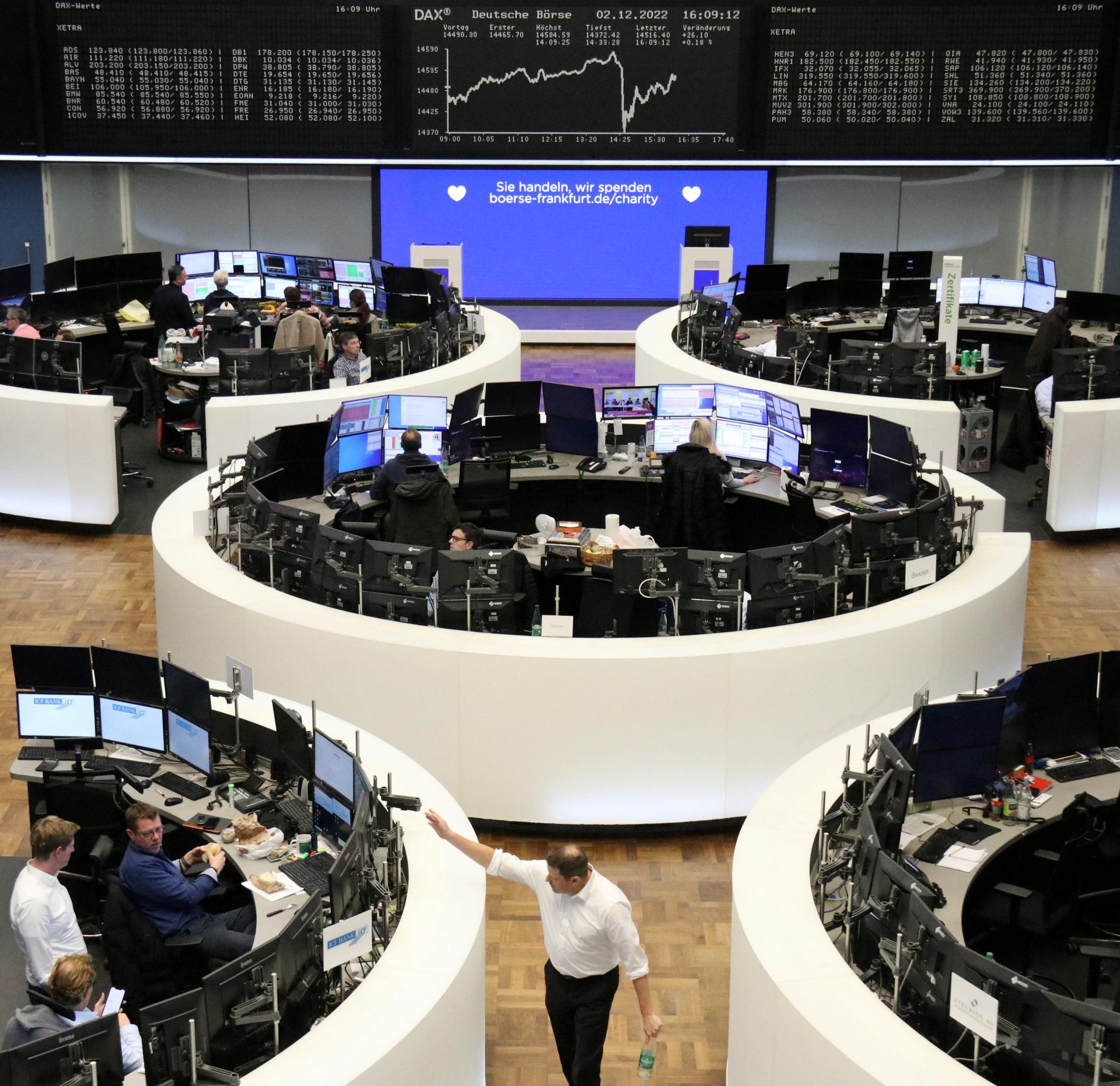 Európske akciové trhy sa v piatok prevažne oslabili. Americká menová politika zhoršuje nálady