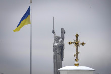 Ukrajinská vlajka, pamätník Veľkej vlasteneckej vojny a kríž na území pravoslávneho kláštora Kyjevsko-pečerská lavra v Kyjeve. FOTO: TASR/AP