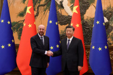 Predseda Európskej rady Charles Michel na stretnutí s čínskym prezidentom Si Ťin-pchingom vo Veľkej sále ľudu v Pekingu, Čína. FOTO: REUTERS