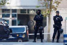 Policajti hliadkujú pred americkým veľvyslanectvom v Madride, kam tiež prišla podozrivá zásielka. FOTO: TASR/AP