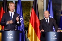 Nemecký kancelár Olaf Scholz a generálny tajomník NATO Jens Stoltenberg. FOTO: Reuters