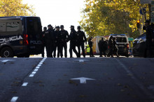 Policajti hliadkujú pred americkým veľvyslanectvom v Madride 1. decembra 2022, kam tiež prišla podozrivá zásielka. FOTO: TASR/AP