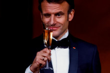 Francúzsky prezident Emmanuel Macron počas prípitoku, keď Bidenovci hostia Macronovcov na štátnej večeri v Bielom dome. FOTO: Reuters