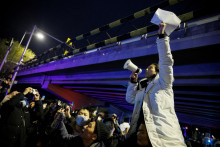 Muž drží symbol proticovidových protestov v Číne. FOTO: REUTERS