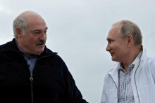 Ruský prezident Vladimir Putin a jeho bieloruský náprotivok Alexandr Lukašenko. FOTO: REUTERS