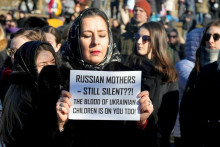 Žena na protivojnovom proteste v Litve. FOTO: REUTERS