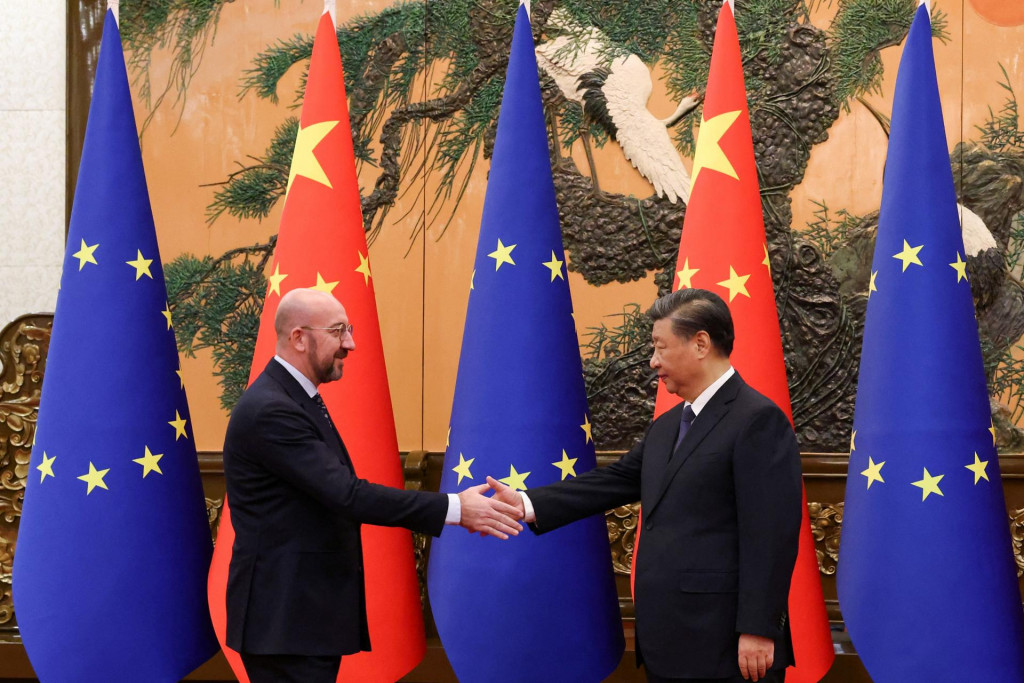 

Predseda Európskej rady Charles Michel sa zúčastnil na stretnutí s čínskym prezidentom Si Ťin-pchingom vo Veľkej sále ľudu v Pekingu. FOTO: Reuters