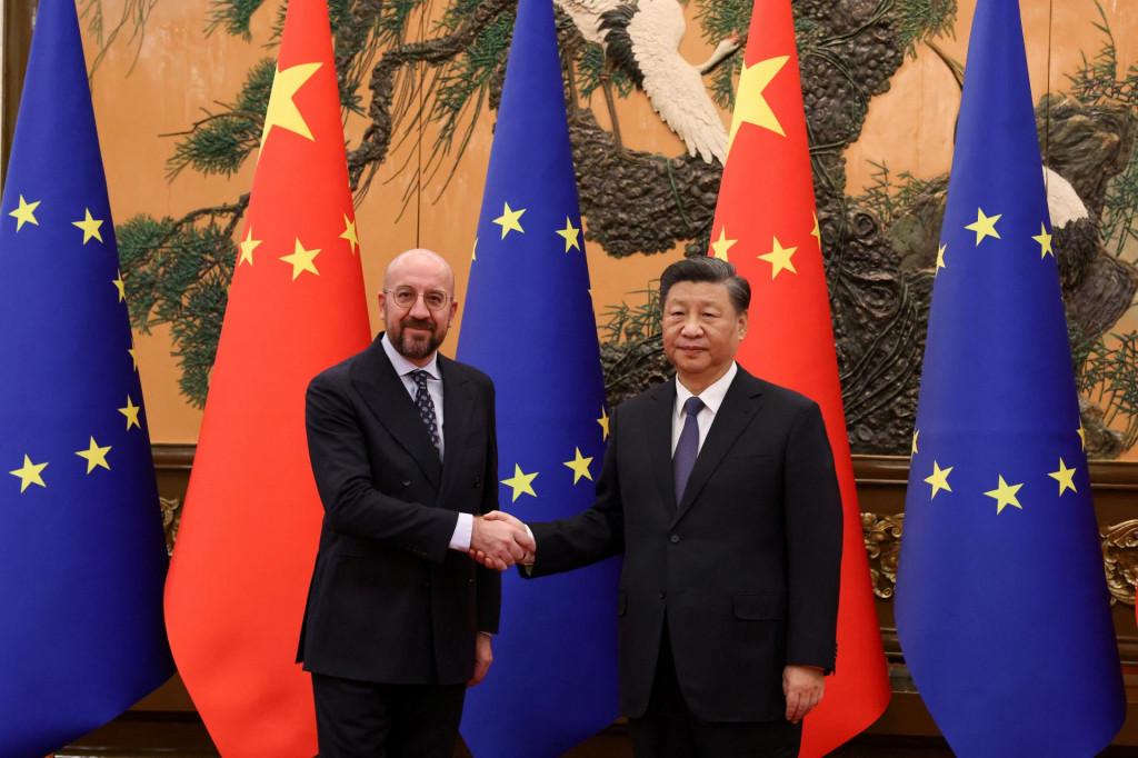 Predseda Eur&oacute;pskej rady Charles Michel na stretnut&iacute; s č&iacute;nskym prezidentom Si Ťin-pchingom vo Veľkej s&aacute;le ľudu v Pekingu, Č&iacute;na. FOTO: REUTERS