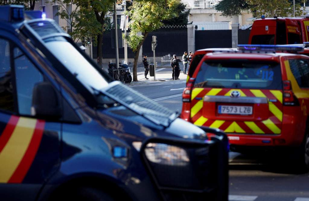 Policajti pred americkým veľvyslanectvom v Madride po tom, čo bolo na veľvyslanectvo zaslané podozrivé výbušné zariadenie ukryté v obálke. FOTO: REUTERS