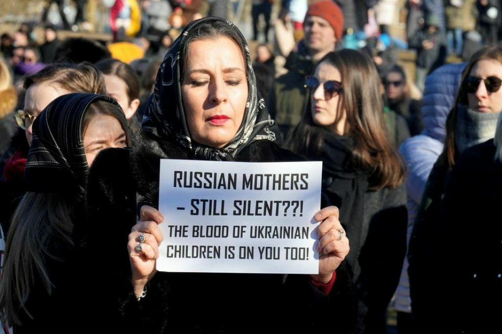 Žena na protivojnovom proteste v Litve. FOTO: REUTERS