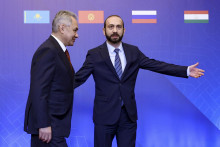 Ruský minister obrany Sergej Šojgu a arménsky šéf diplomacie Ararat Mirzojan. FOTO: TASR/AP