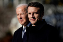 Francúzsky prezident Emmanuel Macron a americký prezident Joe Biden. FOTO: Reuters