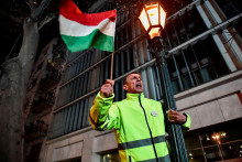 

Človek drží maďarskú vlajku počas protestu na podporu učiteľov bojujúcich za vyššie platy. FOTO: Reuters