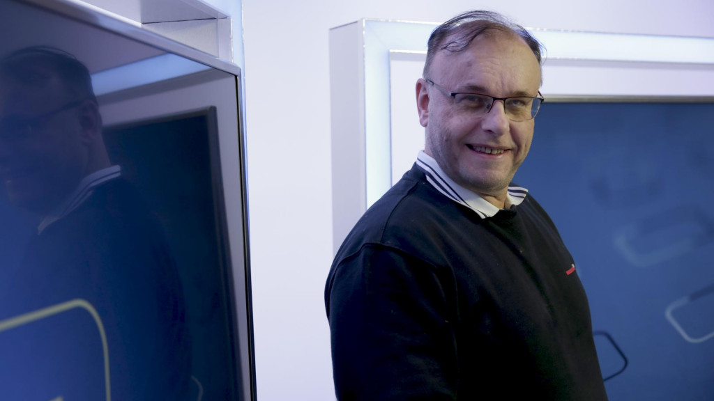 V&yacute;robcovia bud&uacute; prem&yacute;&scaron;ľať, ako udržať ceny telef&oacute;nov a bud&uacute; na n&aacute;s vym&yacute;&scaron;ľať f&iacute;gle. Prečo sa oplat&iacute; k&uacute;piť telef&oacute;n čo najsk&ocirc;r? Pozrite si rozhovor v &scaron;t&uacute;diu so &scaron;&eacute;fredaktorom TouchIT Ondrejom Mackom. FOTO: Filip Duffala/HN