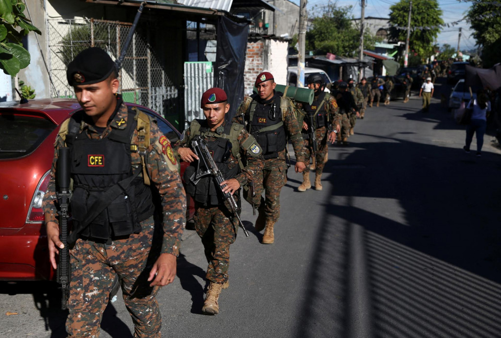 

Vojaci sa prechádzajú predmestím Soyapango. FOTO: Reuters