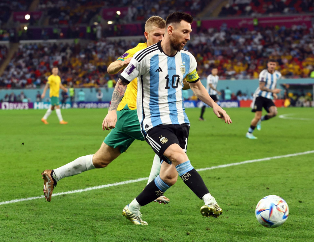 Argentínčan Lionel Messi v akcii s Austrálskym hráčom Riley McGree. FOTO: Reuters
