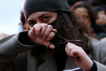 Žena protestujúca v Iráne. FOTO: Reuters