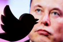 Logo Twitteru a Elon Musk. FOTO: Reuters