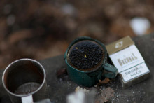 Zmrznutá šálka kávy na Ukrajine. FOTO: Reuters