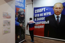 Plagát s ruským prezidentom Vladimirom Putinom. FOTO: Reuters