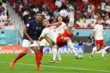 Futbalový zápas Francúzska a Poľska na MS v Katare. FOTO: Reuters