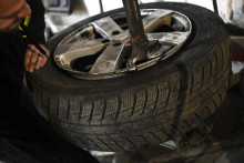 Je najvyšší čas vymeniť letné pneumatiky za zimné. Mnohí vodiči výmenu odkladajú do poslednej chvíle. Odborníci odporúčajú vymeniť pneumatiky, keď teplota vzduchu klesne pod sedem stupňov Celzia.