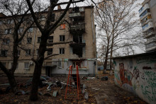 Bytovka v Chersone, ktorú zničilo ruské ostreľovanie. FOTO: Reuters