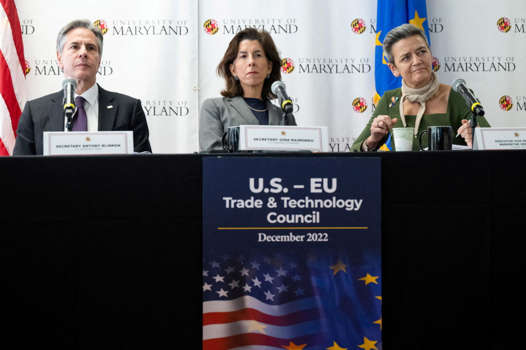 Minister zahraničných vecí USA Antony Blinken, ministerka obchodu USA Gina Raimondo a výkonná podpredsedníčka Európskej komisie Margrethe Vestagerová sa zúčastňujú na dialógu zainteresovaných strán medzi USA a EÚ počas ministerského stretnutia Rady pre obchod a technológie. FOTO: Reuters