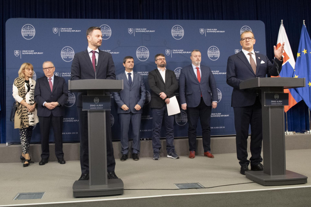 Na sn&iacute;mke vpravo predseda parlamentu Boris Koll&aacute;r oznamuje z&aacute;mer n&aacute;jomn&yacute;ch bytov. Vedľa neho vľavo je predseda vl&aacute;dy Eduard Heger. FOTO: TASR/P. Neubauer