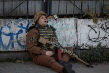 Ukrajinský vojak sa schováva, keď sa počas útoku ruského dronu ozve siréna. FOTO: Reuters