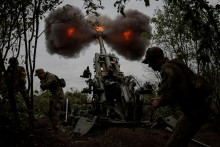 Ukrajinsk&iacute; vojaci v boji. FOTO: Reuters