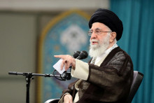 Fotografia najvyššieho iránskeho duchovného vodcu ajatolláha Alího Chameneího. FOTO: REUTERS
