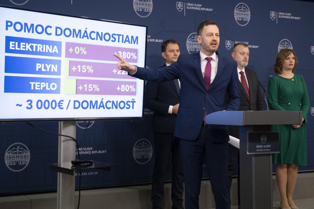 Na sn&iacute;mke v popred&iacute; predseda vl&aacute;dy Eduard Heger, v pozad&iacute; minister financi&iacute; Igor Matovič, minister pr&aacute;ce Milan Krajniak a ministerka invest&iacute;ci&iacute; predstavuj&uacute; bud&uacute;coročn&eacute; ceny energi&iacute; pre dom&aacute;cnosti. FOTO: TASR/ P. Neubauer