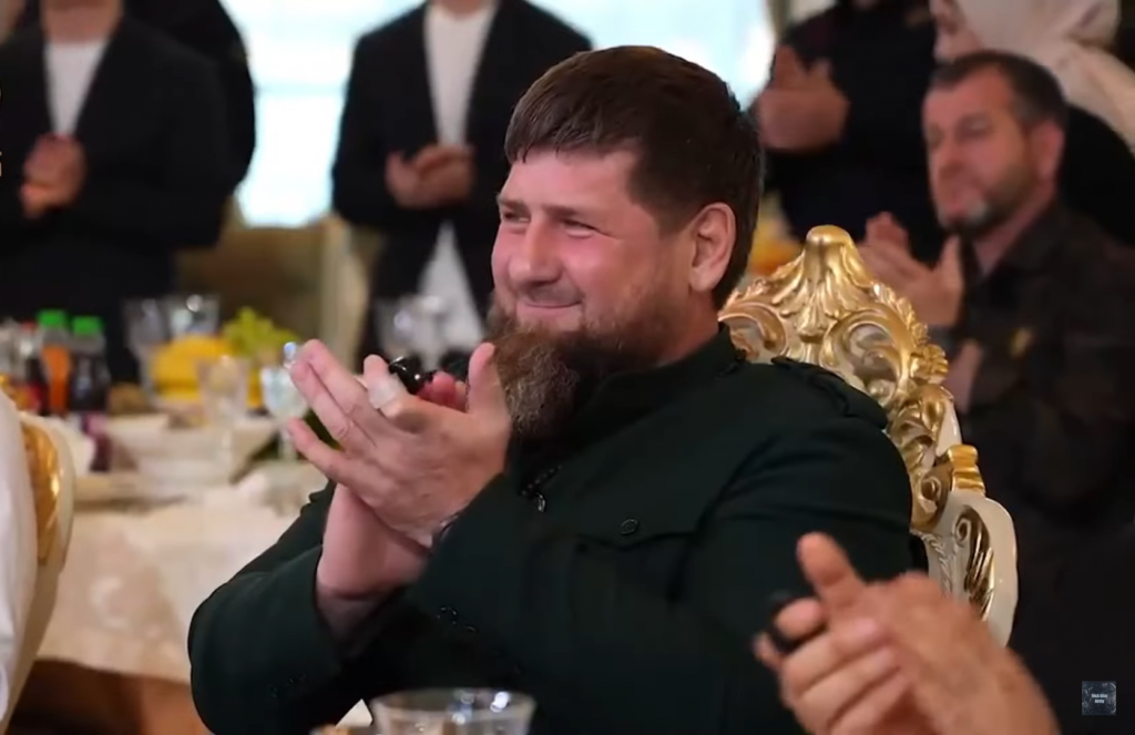 Kadyrov, vodca, diktátor a hrdý otec talentovaných detí, ktorým udeľuje najvyššie štátne vyznamenania.