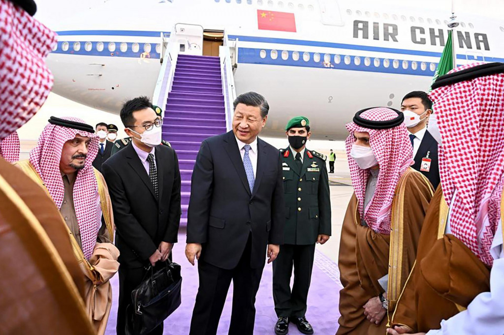Čínsky prezident Si Ťin-pching (uprostred) počas privítania po jeho prílete na medzinárodné letisko kráľa Chálida v Rijáde. FOTO: TASR/AP