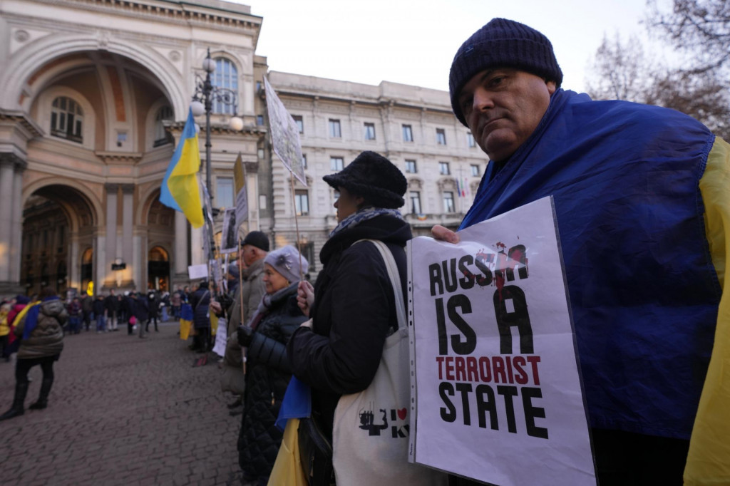 Ukrajinci protestujú pred milánskou La Scalou pred premiérou opery Boris Godunov od ruského skladateľa Modesta Musorgského. FOTO: TASR/AP