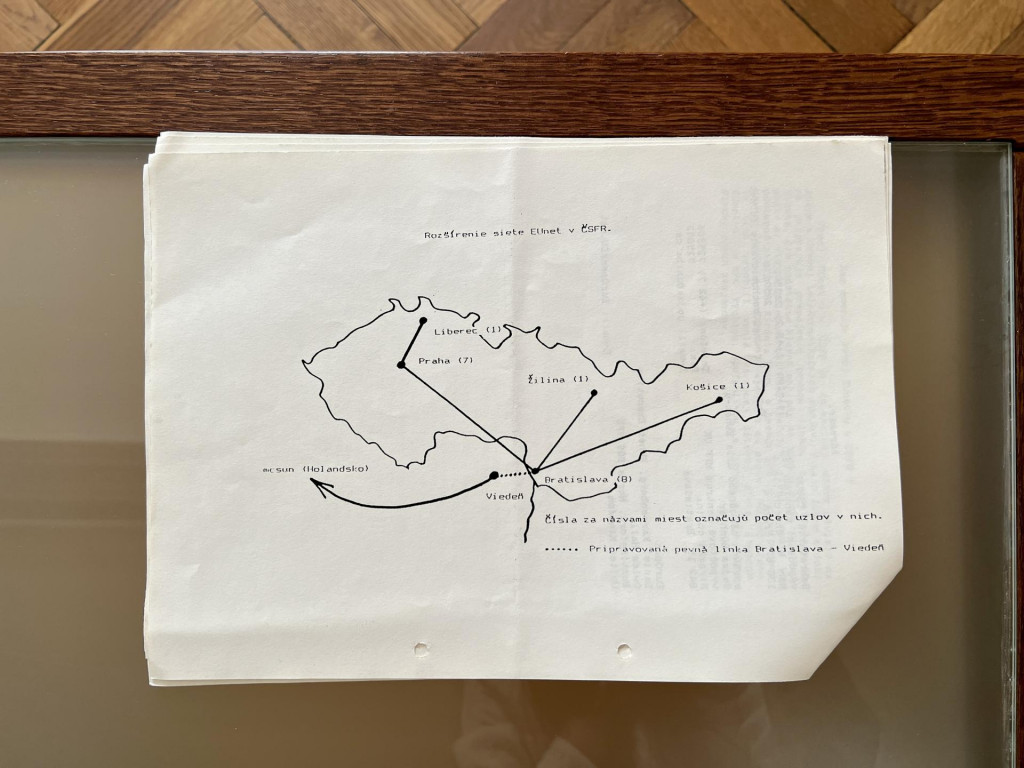 Roz&scaron;&iacute;renie siete EUNET v ČSFR. E&scaron;te pred otvoren&iacute;m hran&iacute;c v &lsquo;89. sa jeden z pracovn&iacute;kov bratislavsk&eacute;ho &Uacute;stavu aplikovanej kybernetiky Peter Pr&oacute;nay z&uacute;častnil na stretnut&iacute; eur&oacute;pskych použ&iacute;vateľov Unixu vo Viedni. Odtiaľ pri&scaron;iel s inform&aacute;ciou, ako sa pripojiť do Eur&oacute;pskej unixovej siete Eunet aj zo Slovenska. FOTO: Alžbeta Harry Gavendov&aacute;/HN