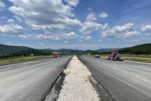 Rozostavaná rýchlostná cesta R2 pri Lučenci. FOTO: HN/Ákos Cséplö