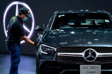 Pracovník čistí auto spoločnosti Mercedes-Benz. FOTO: Reuters