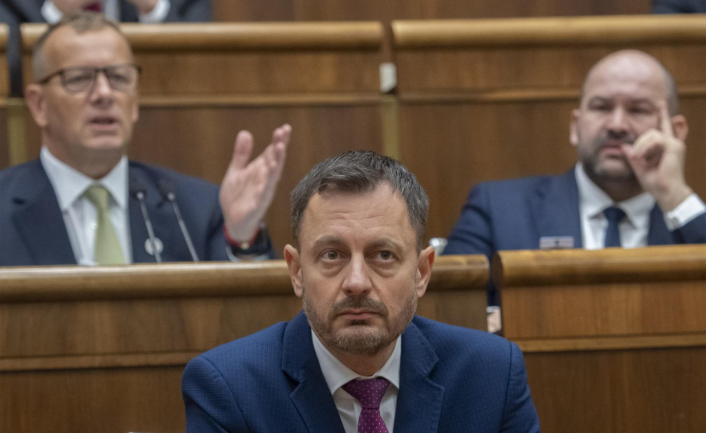 Premi&eacute;r Eduard Heger, v pozad&iacute; vľavo predseda parlamentu Boris Koll&aacute;r a vpravo podpredseda parlamentu Peter Pčollinsk&yacute;. FOTO: TASR/Martin Baumann